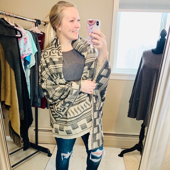 Aztec Blanket Scarf Shawl Wrap Scarf OS Cream Gray - Picture 5 of 6